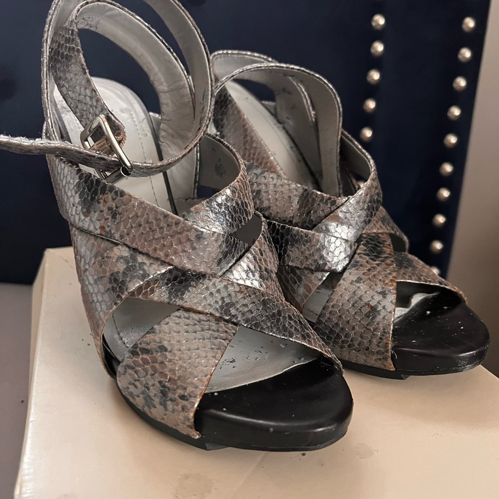Snakeskin beautiful shoes.